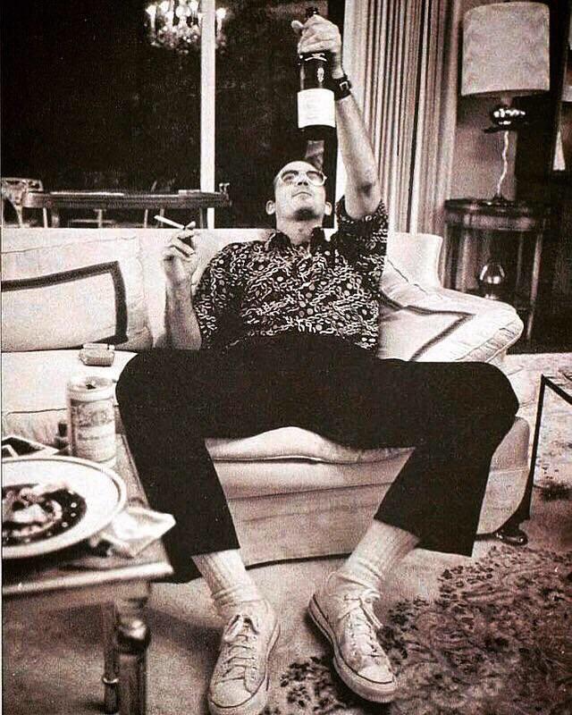 hunter s thompson smoking and drink a bottle of champagne